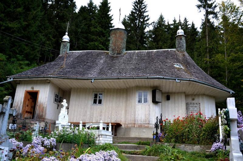 Biserica - vedere exterioară